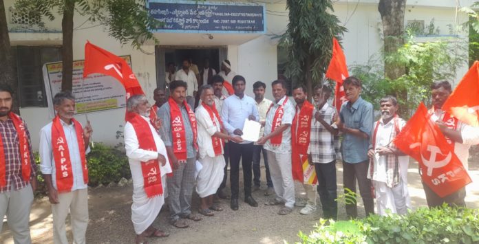 Dharna demanding compensation for crop damage