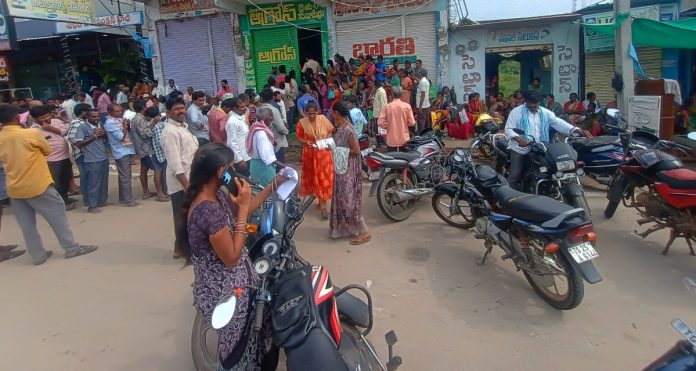 Farmers queue up for urea