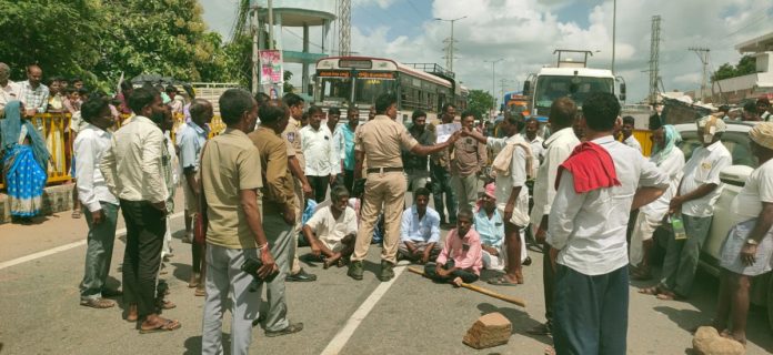 Farmers should be provided with adequate urea immediately: CPI(M).jpg agitation on national highway for urea..