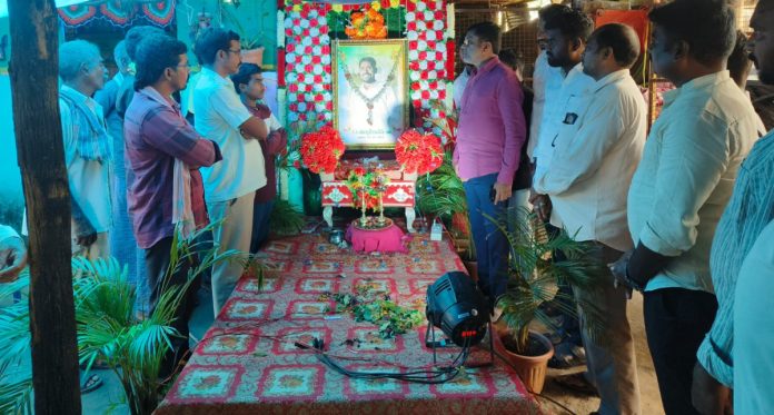 Former MLA Putta visits the affected families