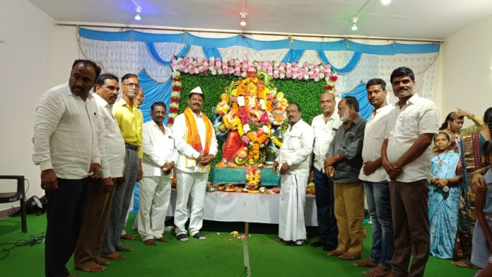 Former MLA Shinde pays his respects at Ganesha Mandapam