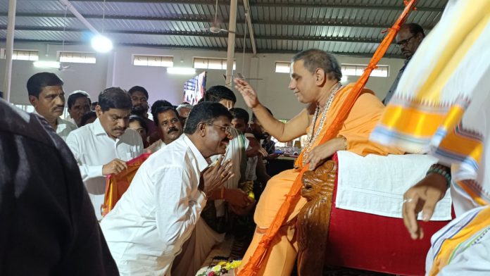 Former MLA visits Narendra Maharaj Swamiji