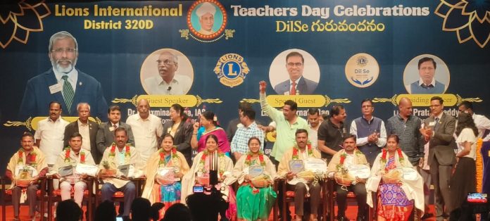 Honored for the best teacher Suresh