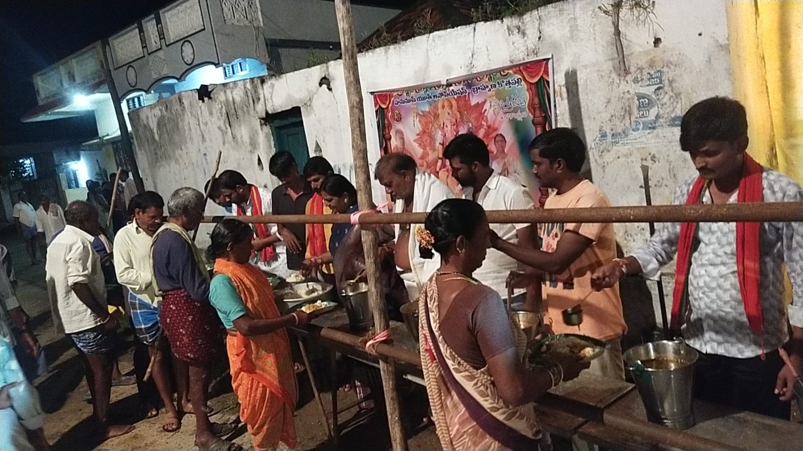 హనుమాన్ యూత్ ఆధ్వర్యంలో మహా అన్నదానం