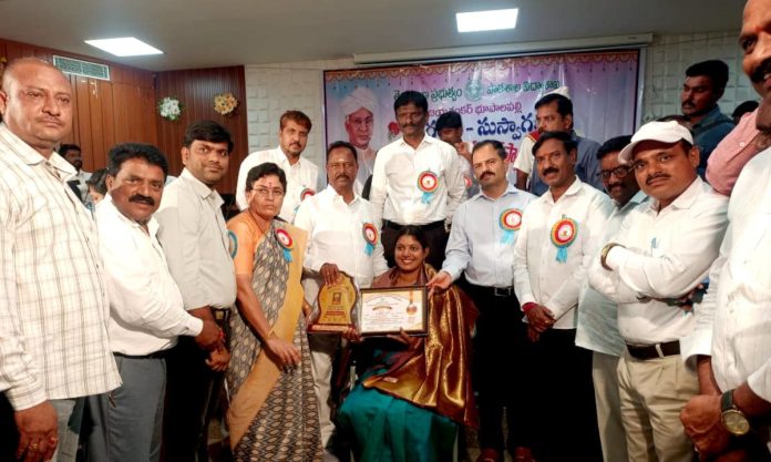 Ideal Principal Krishitha receives the Best Teacher Award
