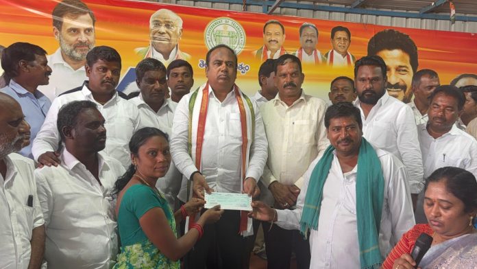 MLA Bhupathi Reddy distributed Kalyanalakshmi cheques