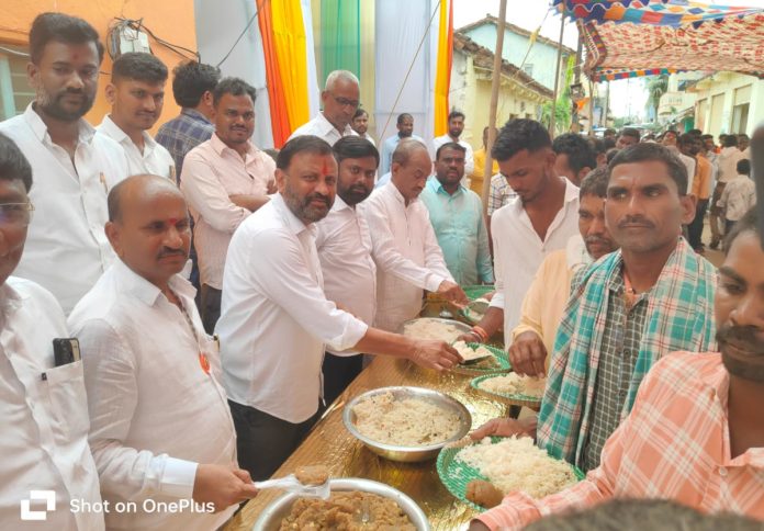 MLA performs special pujas at Kumar Ganesh Mandali..
