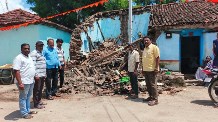 MPDO inspects house that collapsed due to rain