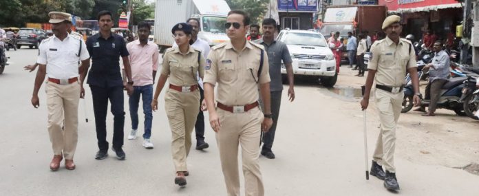 SP inspects traffic signals at Nizamsagar intersection and new bus stand