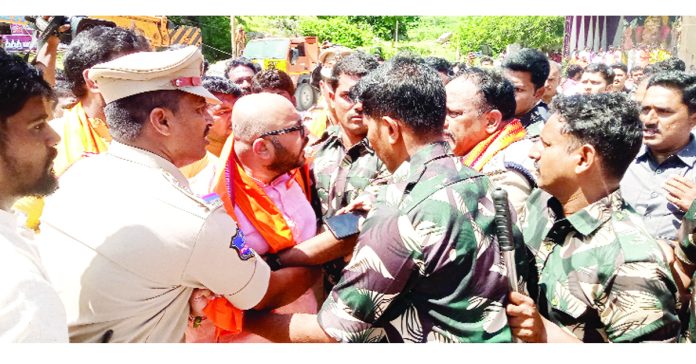 Clashes at the opening ceremony of the Ganesh immersion procession