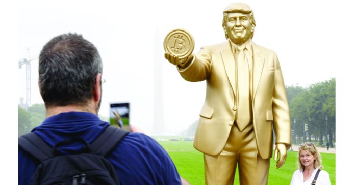 Golden statue of Trump in front of the US Capitol building