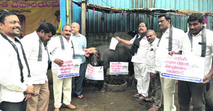 Former sarpanches protest by submitting a petition to the bullock cart