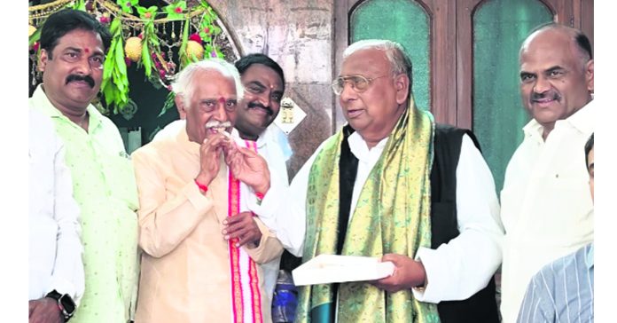 Dattatreya invites VH to the temple
