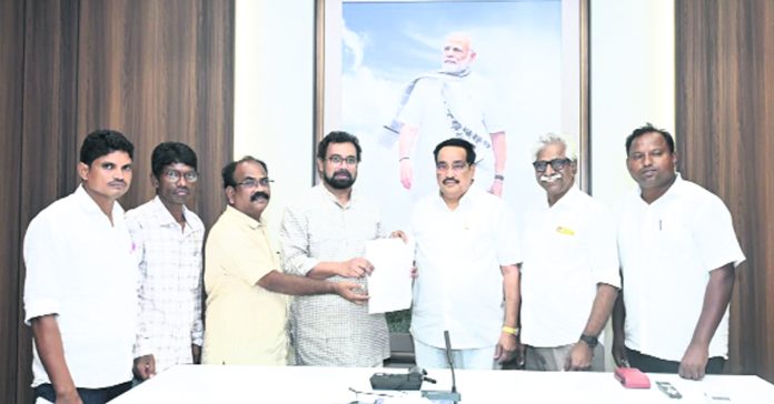 Immediate steps should be taken to implement the Polavaram R&R package