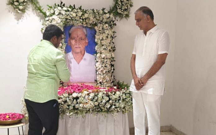 Akshay Kumar visits Harish Rao Akshay Kumar visits Harish Rao