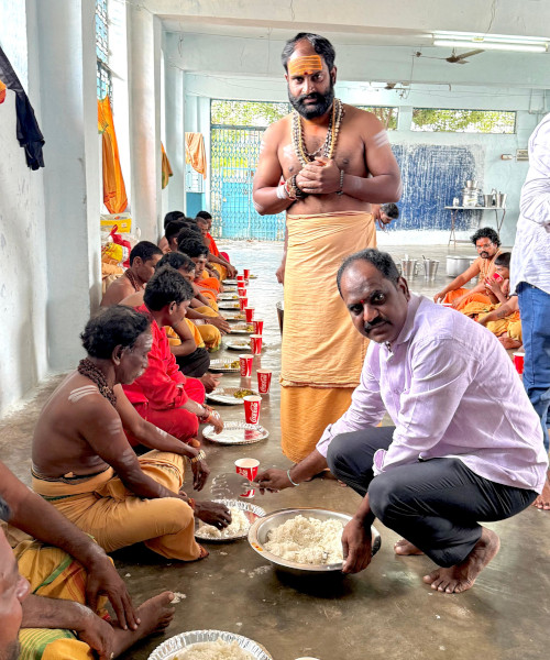 Former Municipal Chairman distributes Annaprasadam to Swamijis Former Municipal Chairman distributes Annaprasadam to Swamijis