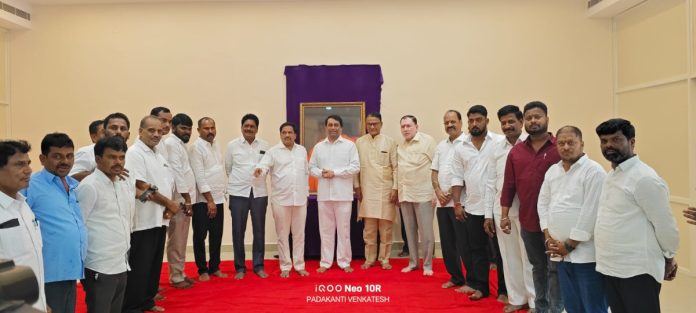 MLA participating in the statue installation ceremony