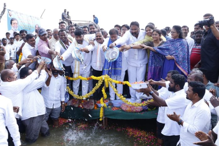 Ministers release fish fry in Sangam Banda Reservoir and Maktal Pedda Pond