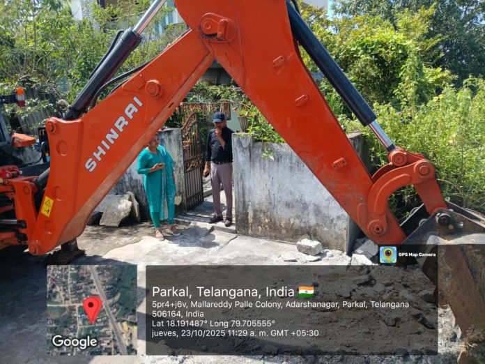 కాంపౌండ్ వాల్ కూల్చిన మున్సిపల్ అధికారులు