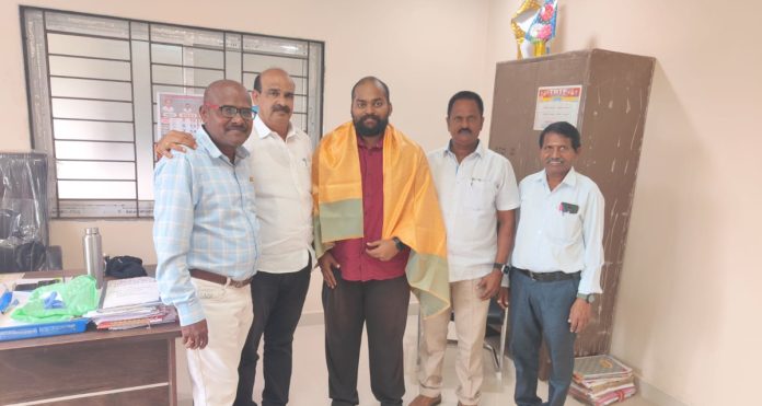 ఏటీఓను కలిసిన పిఆర్టియు నాయకులు