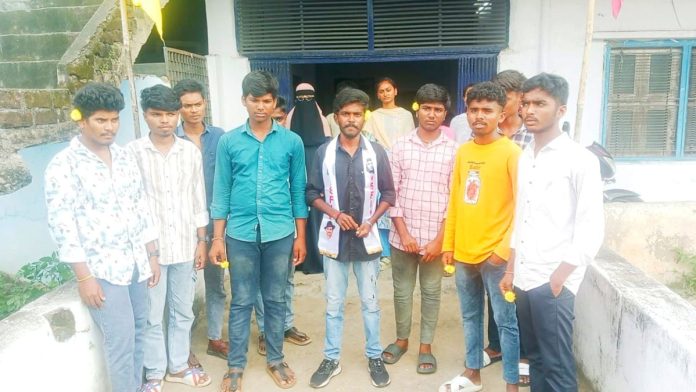 SFI leaders protest with flowers in their ears