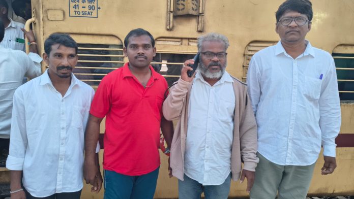 Workers leaving for the congress