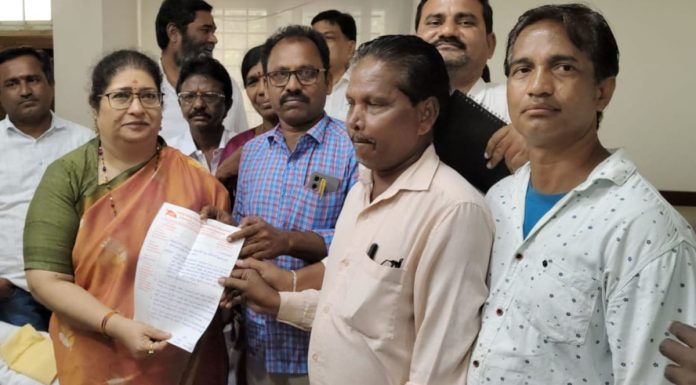 Workers should be provided with a 10 percent yarn subsidy.