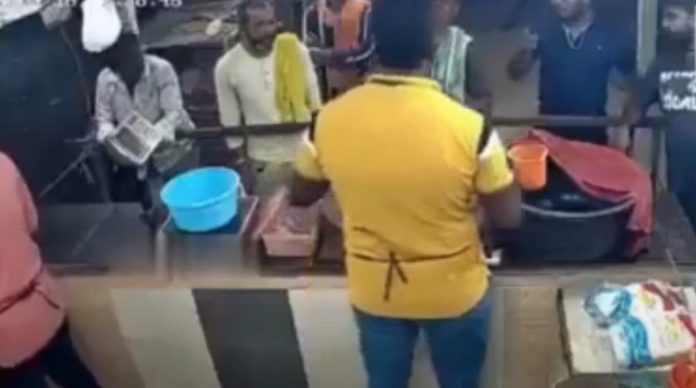 రేట్ ఎక్కువ చెప్పాడని..చికెన్ షాప్ యజమానిపై కత్తితో దాడి..వీడియో