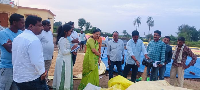 స్లగ్ 2 అల్లీపూర్ లో ధాన్యం కొనుగోలు కేంద్రాన్ని పరిశీలిస్తున్న అడిషనల్ కలెక్టర్