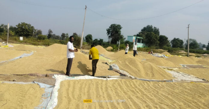 కొనుగోలు కేంద్రాల్లో ధాన్యం ఫుల్