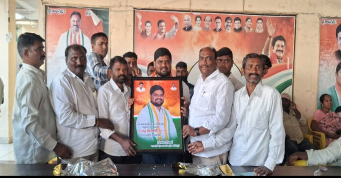 జిల్లా కాంగ్రెస్ కమిటీ అధ్యక్షులు బట్టు కరుణాకర్ కు ఘన సన్మానం