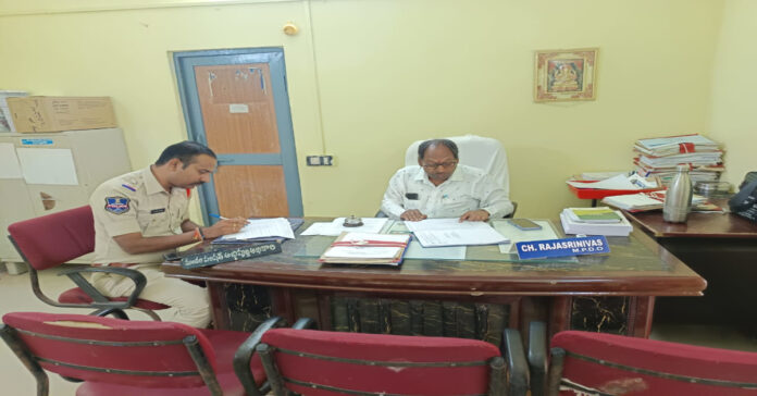 బ్యాలెట్ బాక్స్ లను పరిశీలించిన అధికారులు