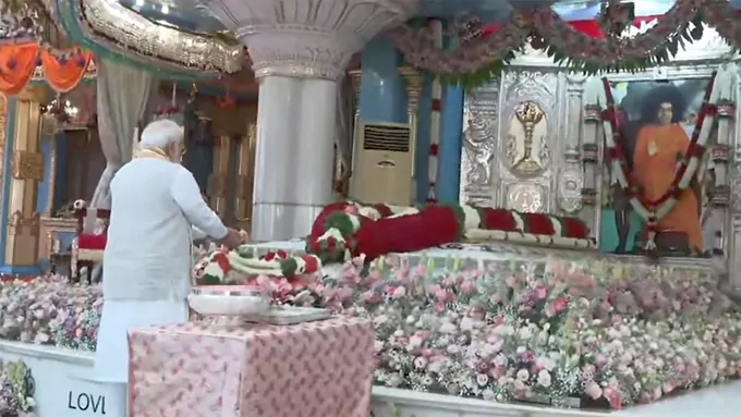 పుట్టపర్తి ప్రశాంతి నిలయానికి చేరుకున్నా ప్రధాని మోడీ