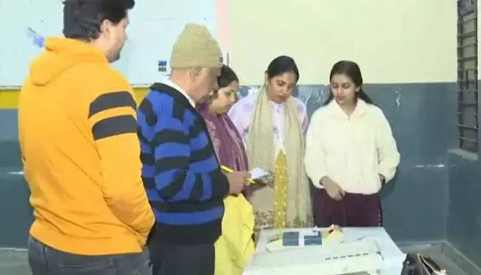 ఢిల్లీలో 12 ఎంసీడీ వార్డుల ఉప ఎన్నికలకు పోలింగ్..