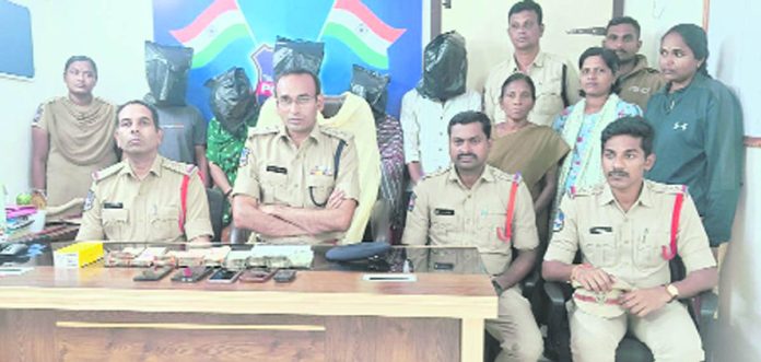 జల్సాల కోసం దారి దోపిడీలు, మోసాలు