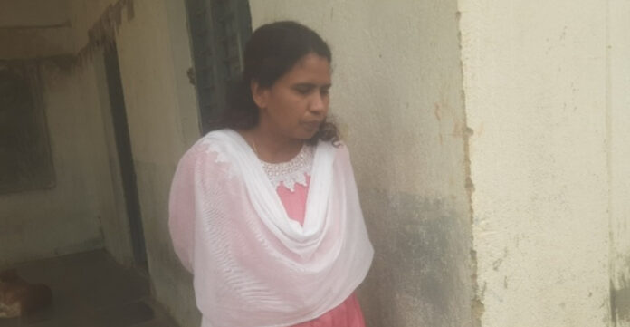 మూతబడిన పాఠశాలలో విధులు నిర్వహిస్తున్న టీచర్