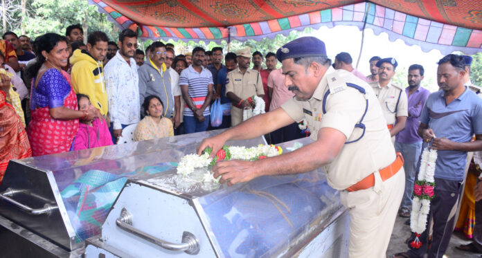 కానిస్టేబుల్ కు ఘన నివాళి