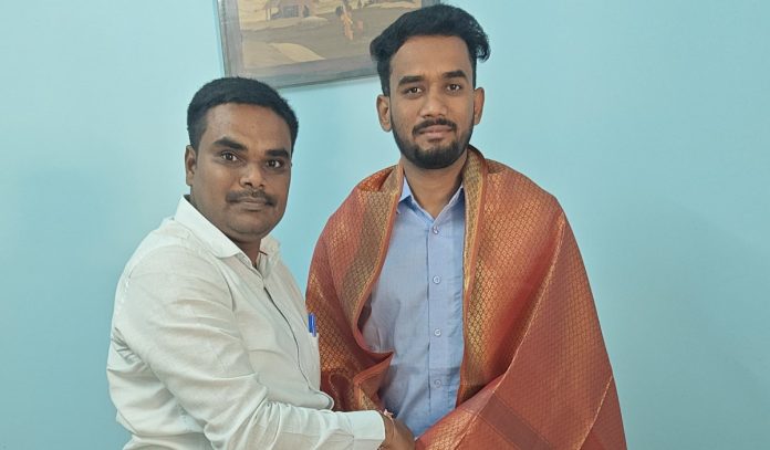 డిప్యూటీ కలెక్టర్ ను సన్మానించిన మేకల అక్షయ్ కుమార్