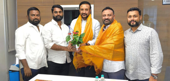 ఎమ్మెల్యే మదన్ మోహన్ ను కలిసిన మరో ఎమ్మెల్యే తోట