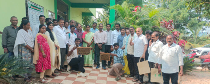 నూనె గింజల సాగుతో తేనెటీగల పెంపకంపై అవగాహన