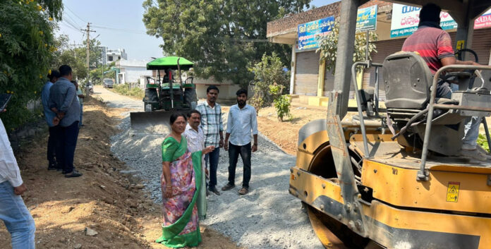 పట్టణంలో బీటీ రోడ్డు పనుల ప్రారంభం