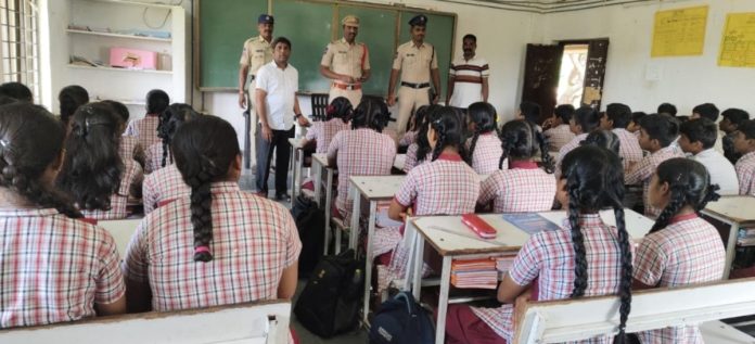 సైబర్ నేరాల పట్ల అప్రమత్తంగా ఉండాలి: ఎస్సై