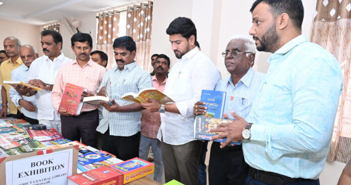 గ్రంథాలయ వారోత్సవాలలో పుస్తక ప్రదర్శన..