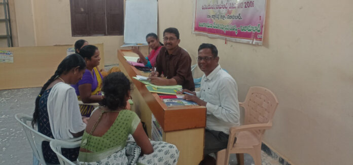 గ్రామ సంఘాల పుస్తకాలను తనిఖీ చేసిన సిబిఓ ఆడిటర్
