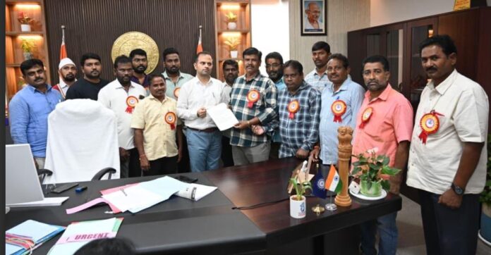 జర్నలిస్టుల సమస్యలను పరిష్కరించాలి.