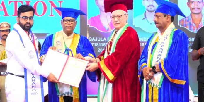 గవర్నర్ చేతుల మీదుగా బంగారు పథకం అందుకున్న చౌడేకర్ యోగేష్