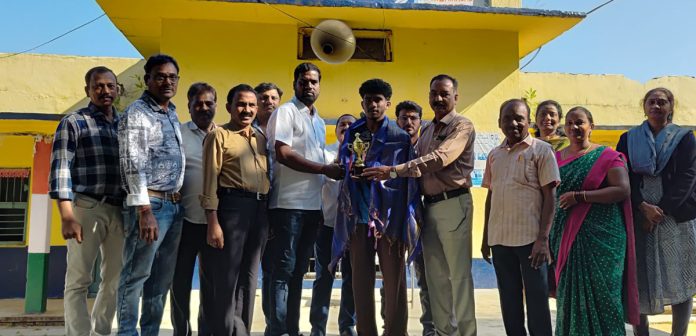 రాష్ట్ర స్థాయి కబడ్డీ పోటీలకు ఎంపికైన విద్యార్థికి అభినందన