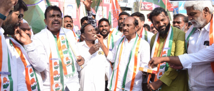 కాంగ్రెస్ నాయకుల సంబురాలు