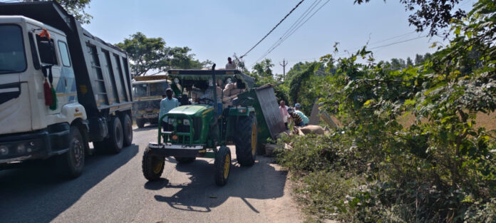 ప్రమాదకరంగా గుంత.. బోల్తా పడిన ధాన్యం ట్రాక్టర్