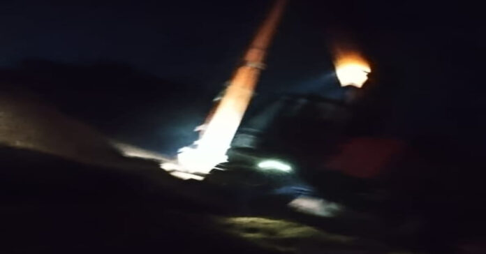 చెరువులో వ్యవసాయ బావి తవ్వకం..